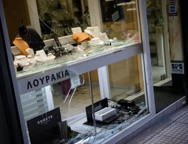 Ο κοσμηματοπώλης απολογείται επειδή τον...λήστεψαν 